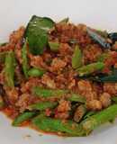 หมูสับผัดเครื่องแกงใส่ถั่วฝักยาว