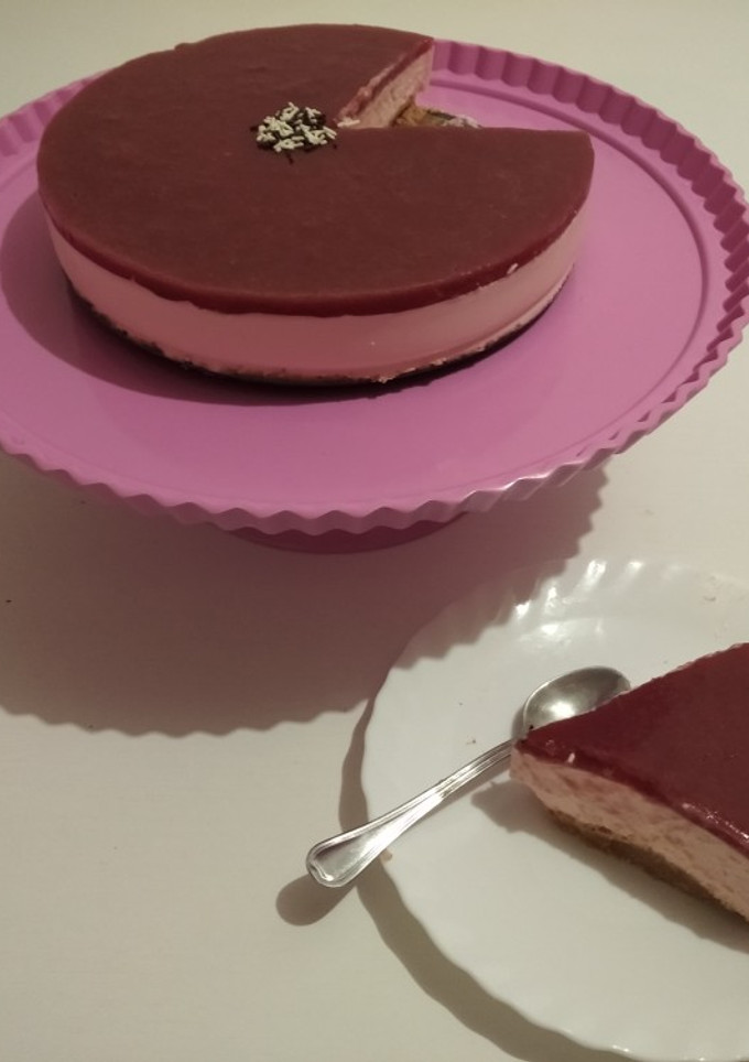 Una foto de Tarta de queso y mermelada de fresa.💞