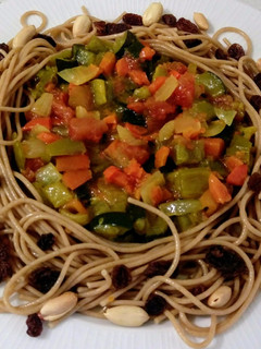 Una foto de Espaguetis con ratatouille y frutos secos