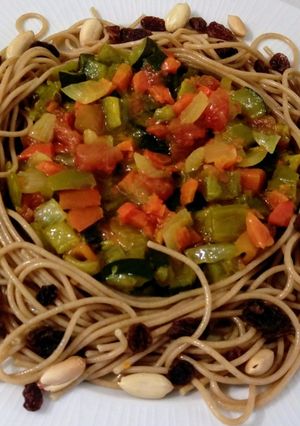 Una foto de Espaguetis con ratatouille y frutos secos