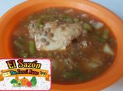 Una foto de pollo con papas en caldo de jitomate