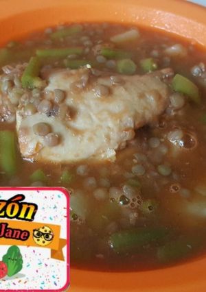 Una foto de Lentejas con pollo, ejotes y papas