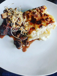 Una foto de Papas gratinadas con carne al vino