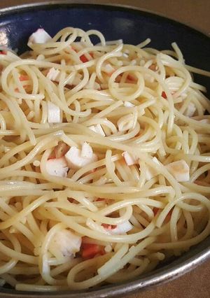 Una foto de Spagueti con surimi