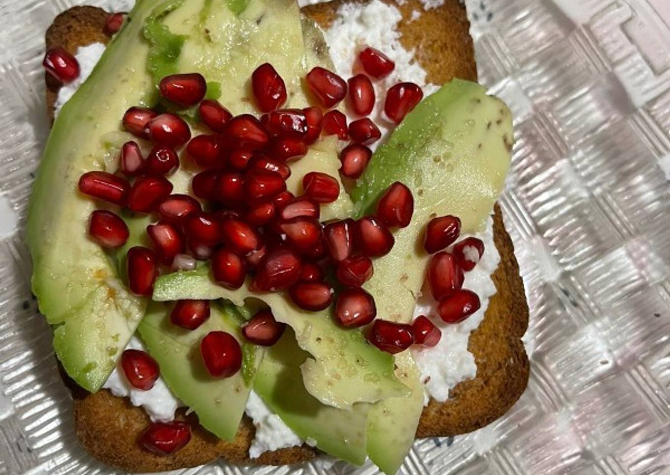 Tostada de requesón con granada y aguacate