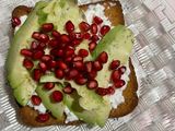 Tostada de requesón con granada y aguacate