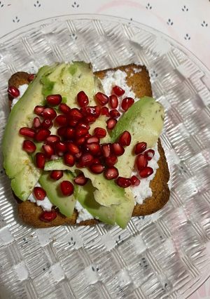 Una foto de Tostada de requesón con granada y aguacate
