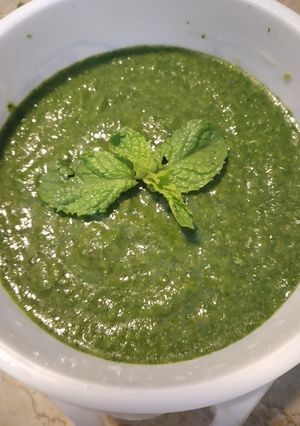 A picture of Hara dhania imli chutney.
