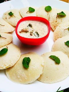 उपवासाची  इडली आणि चटणी (upwasachi idli ani chutney recipe in marathi) रेसिपी चे मुख्य फोटो 