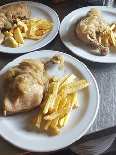 Una foto de Muslo de pollo encebollado