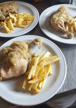 Foto principal de Muslo de pollo encebollado