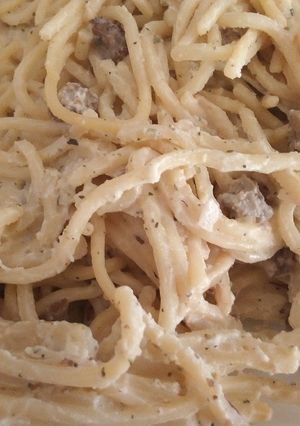 Una foto de Espaguetis con nata y carne