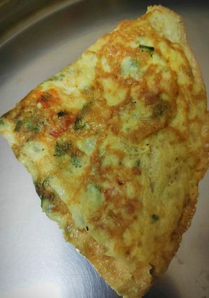 अंड्याचा ऑमलेट (egg omlet recipe in marathi) रेसिपी चे मुख्य फोटो 