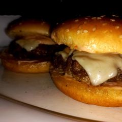 Beef cheese burger A picture of Beef cheese burger.