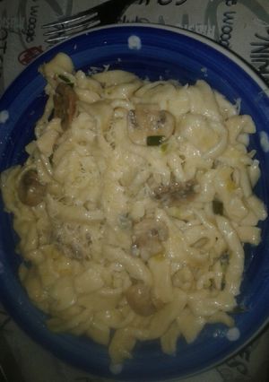 Una foto de Fideos caseros con crema de verdeo y hongos