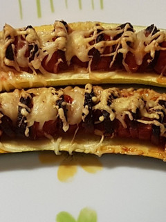 Una foto de Calabacín relleno de chorizo y cherrys