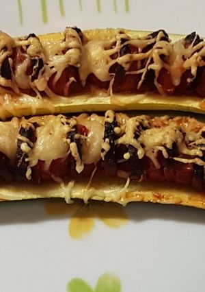 Una foto de Calabacín relleno de chorizo y cherrys