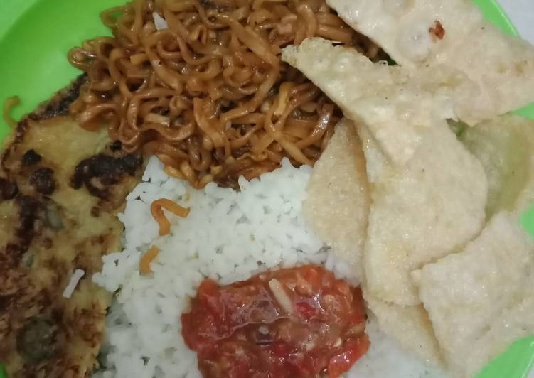 Telor mie sambal nasi akhir bulan