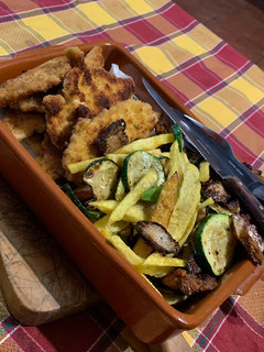 Una foto de Plato variado de patatas, filetes, cebolla crujiente y chips de calabacín