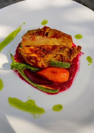 Una foto de Pechuga de pollo sobre una cama de puré de betabel 🍠
