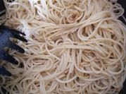 Una foto de spaguetti a la mantequilla