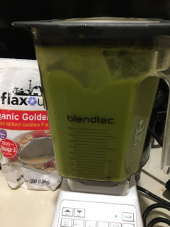 Una foto de Batido Verde de Espinaca-papaya-banana-limón-jengibre-cúrcuma (smoothie)