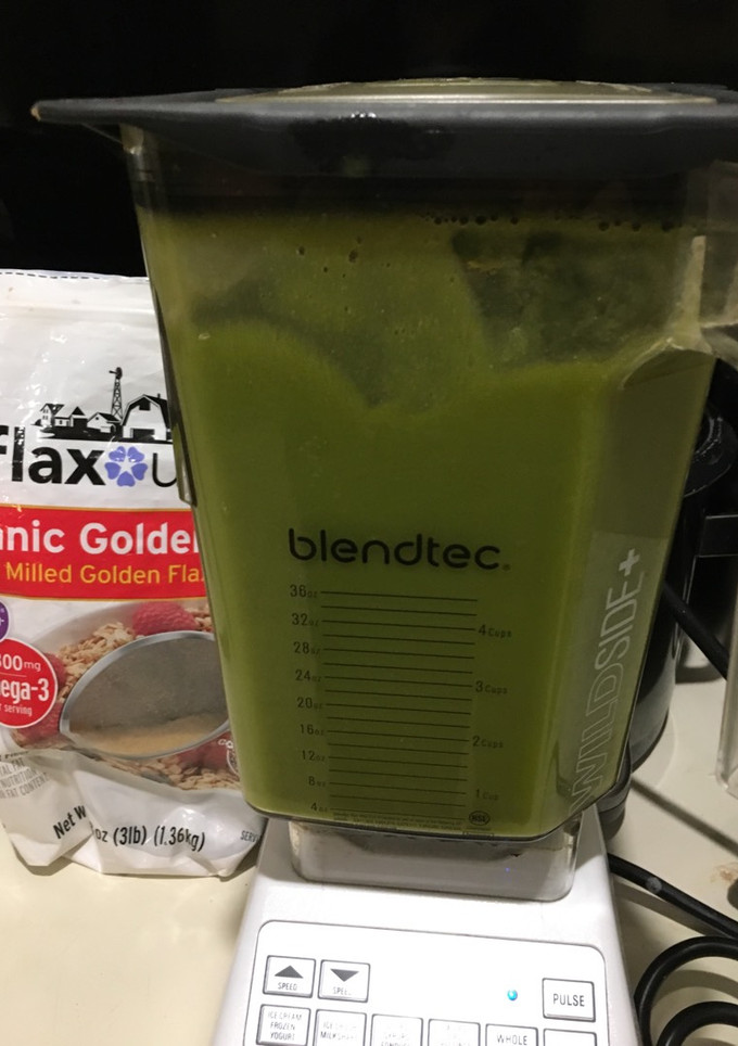Una foto de Batido Verde de Espinaca-papaya-banana-limón-jengibre-cúrcuma (smoothie)