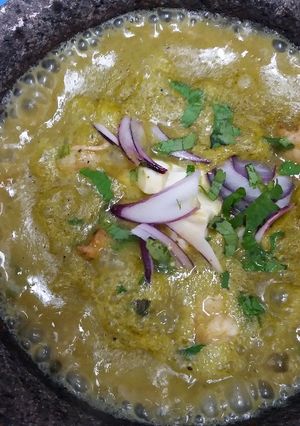 Una foto de Molcajete de Camarón en salsa verde
