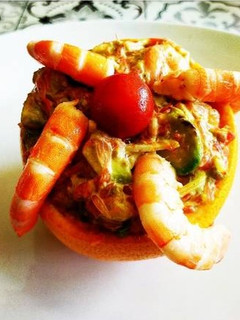Une photo de Pamplemousse crevettes et avocat