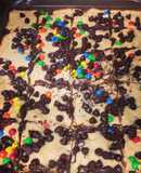 Brownies rubios con chispas y m&m's