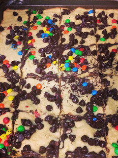 Una foto de Brownies rubios con chispas y m&m's