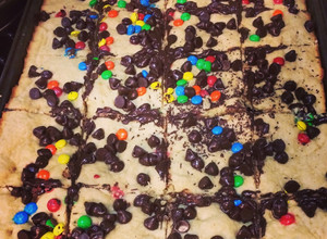 Una foto de Brownies rubios con chispas y m&m's