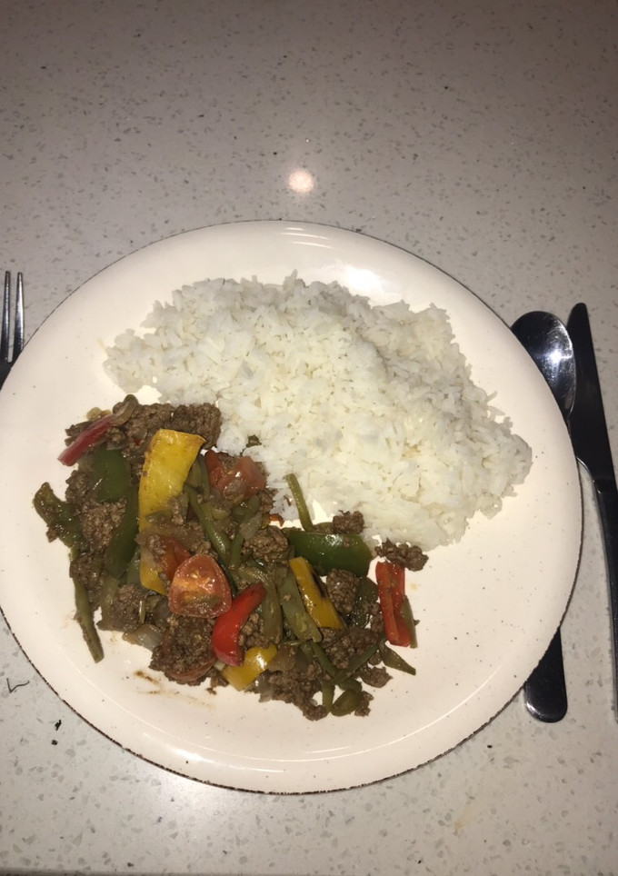 Una foto de Salteado de verduras con carne molida