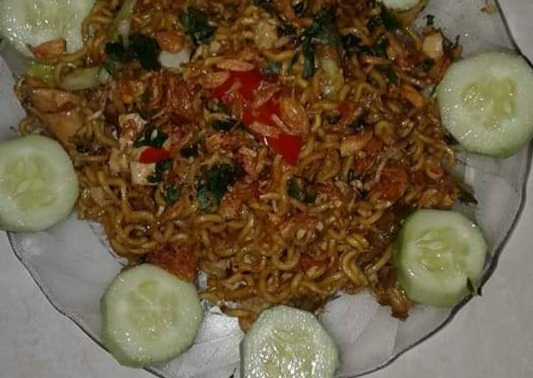 Langkah Mudah untuk Menyiapkan Mie goreng burung dara, Lezat