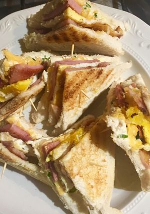 A picture of Sandwich deluxe.