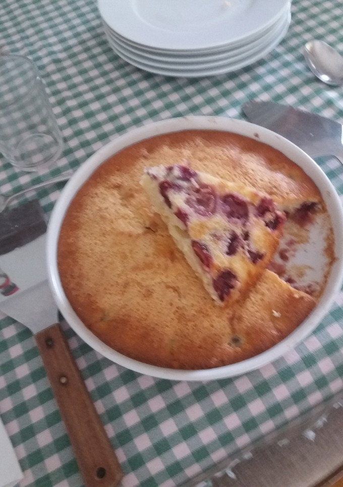 Una foto de Tarta de cerezas. Estupenda para aprovechar la temporada