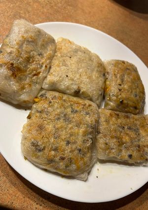 A picture of Crispy rice paper dumplings.