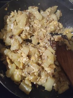 Una foto de Patatas revueltas con huevo