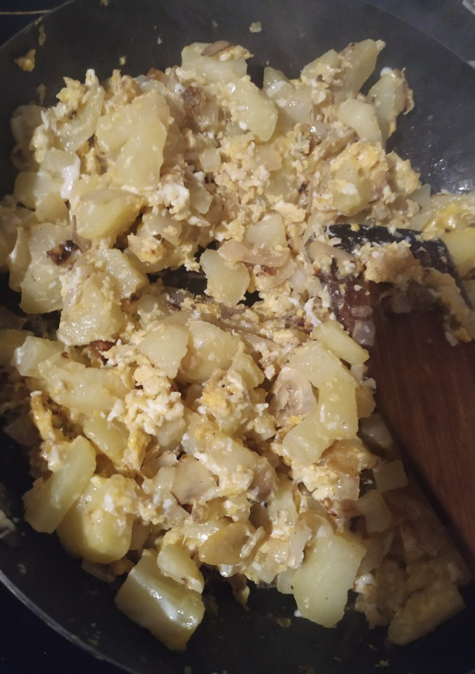 Una foto de Patatas revueltas con huevo