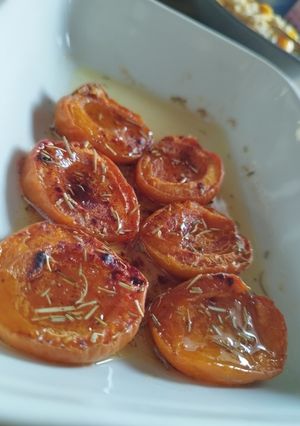 Une photo de Abricots rôtis au romarin