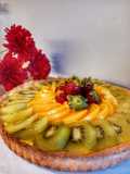 Tarta de pastelera, durazno, frutilla y kiwi