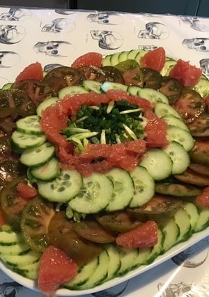 Une photo de Salade de concombre,tomates Tiverta,pomelos et ail des ours