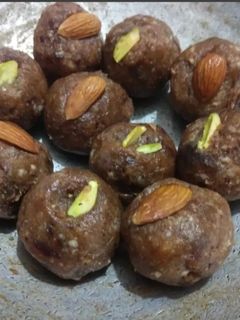 ખજૂર પાક (Khajoor Paak Recipe In Gujarati) રેસીપી મુખ્ય ફોટો