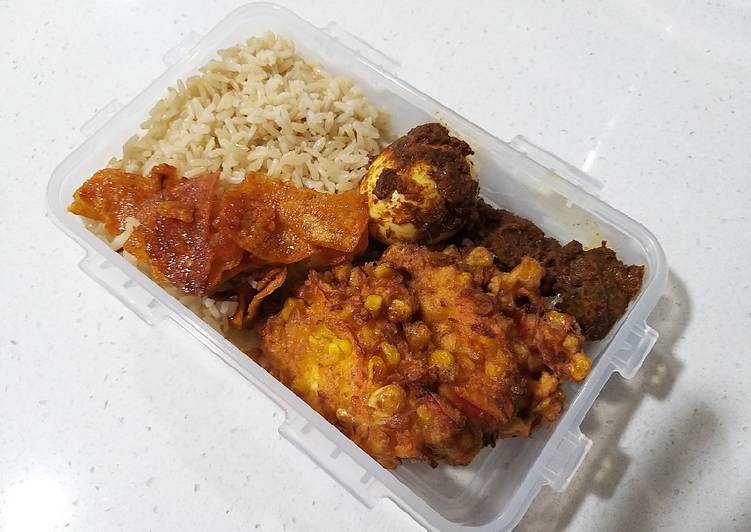 Nasi lemak/uduk rice cooker + bakwan jagung (bekal makan siang)