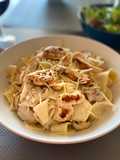 Pasta con Salsa Alfredo, pollo y champiñones