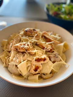 Una foto de Pasta con Salsa Alfredo, pollo y champiñones
