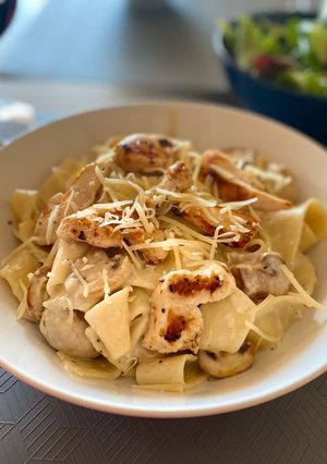 Una foto de Pasta con Salsa Alfredo, pollo y champiñones