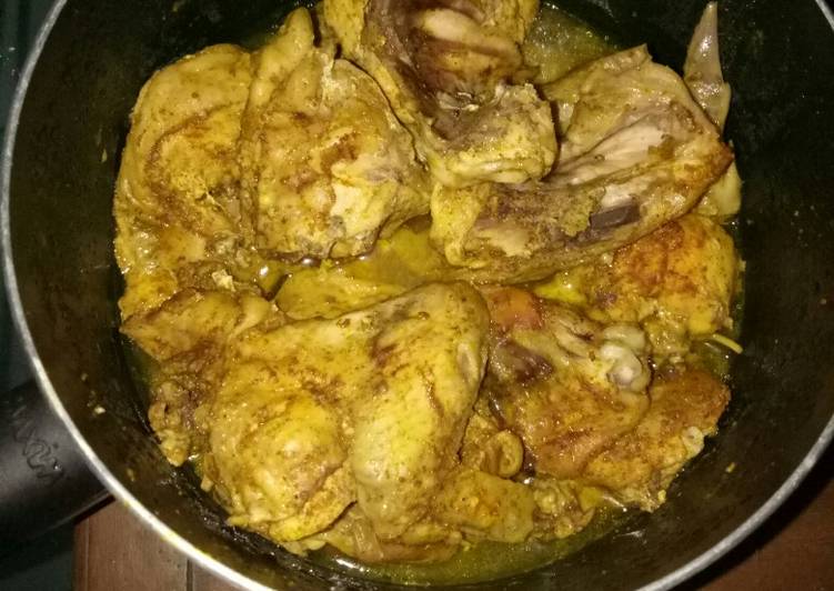 Bagaimana Membuat Ayam ungkep bumbu kuning yang Lezat