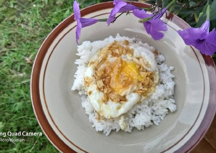 Bagaimana Membuat Nasi telur ceplok viral yang Enak Banget