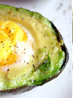 Una foto de Desayuno saludable aguacate con huevo